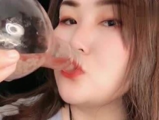 女网红直播喝农药(女网红直播喝农药哪个平台)