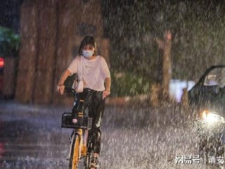 自媒体时代的郑州暴雨(关于郑州暴雨的新闻报纸)