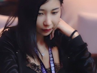 女主播直播打扑克(女主播直播时和观众打赌)