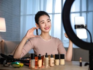 二晨情感连麦258主播的真实姓名电话光头夫妻情感,3600万粉丝主播二晨编故事售假
