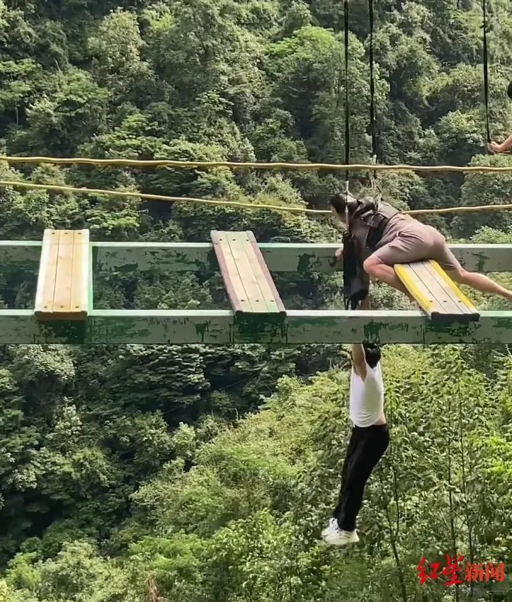 网红桥坠落事故(网红桥落水曝光视频)