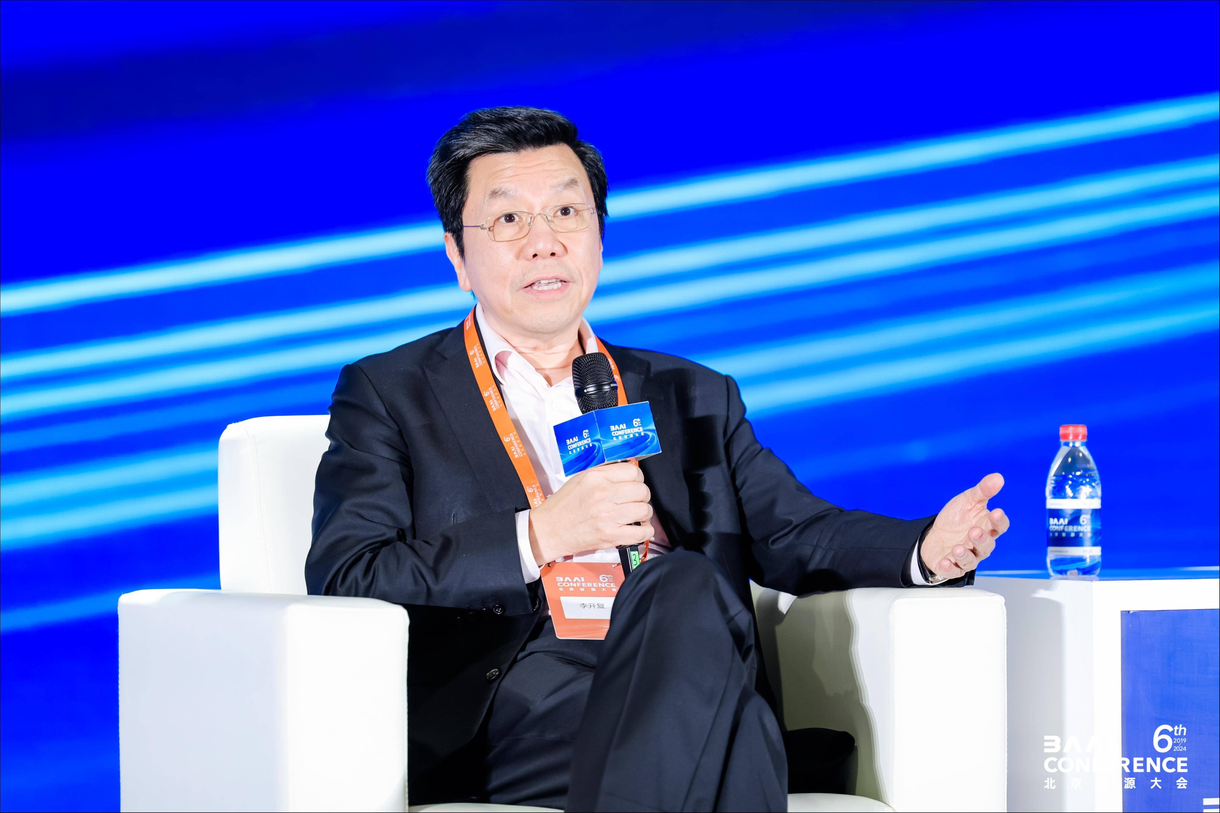 李开复首度公开新款AI大模型 万知,李开复首度公开新款AI大模型