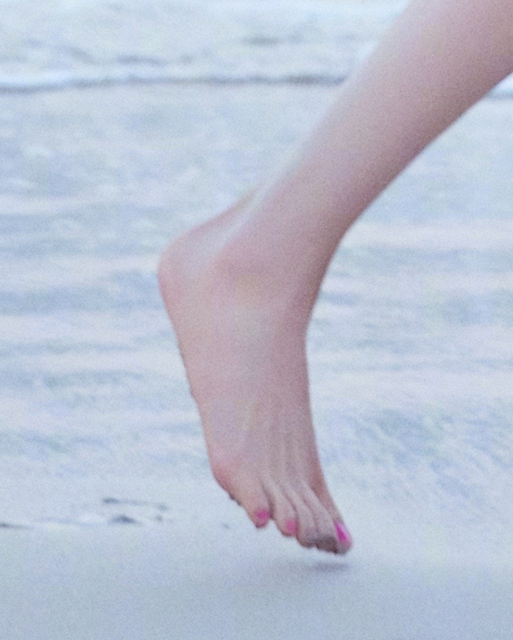 最火女明星光脚图片,最火的女明星的脚