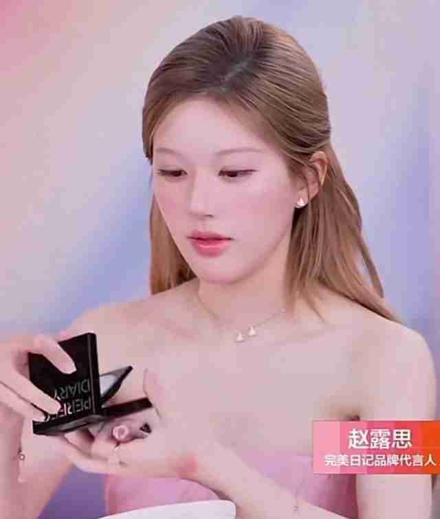 AI换衣赵露思又疼又叫,赵露思走红毯意外瞬间