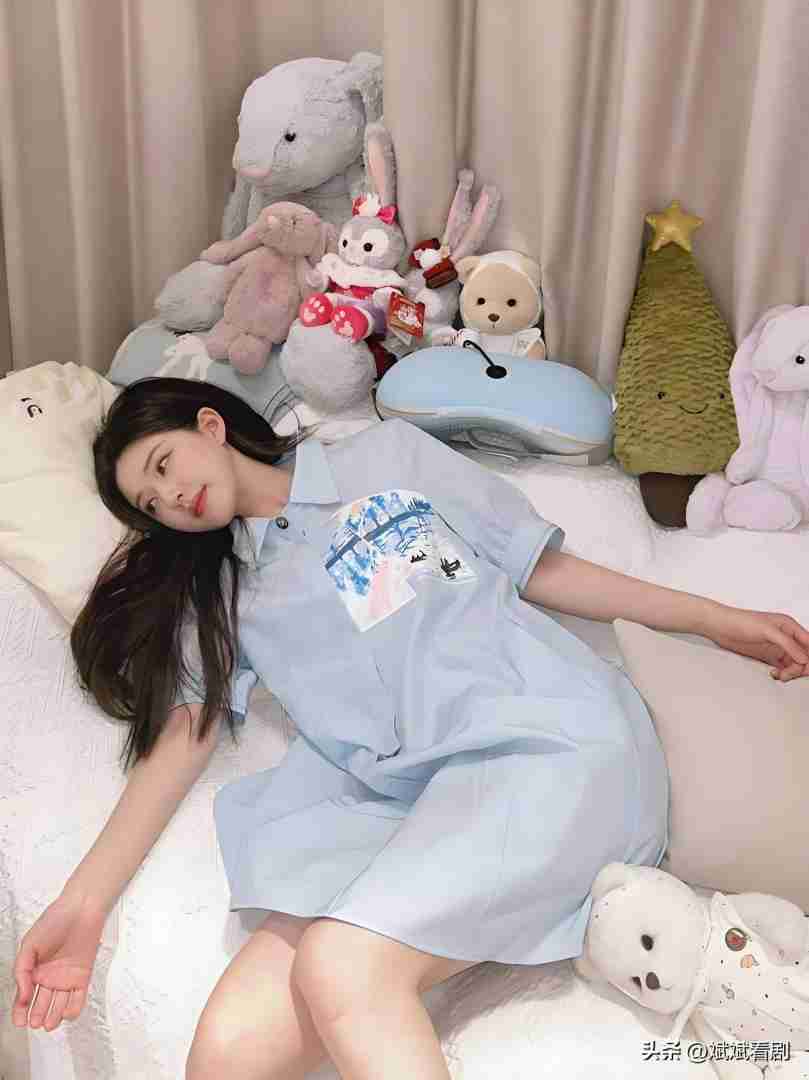 AI换衣赵露思又疼又叫,赵露思走红毯意外瞬间