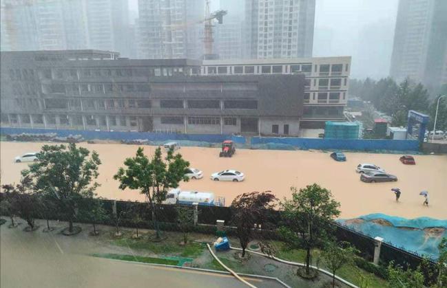 自媒体时代的郑州暴雨(关于郑州暴雨的新闻报纸)